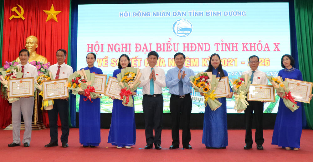 Đồng chí Võ Văn Minh và đồng chí Nguyễn Văn Lộc trao tặng bằng khen cho các tập thể.